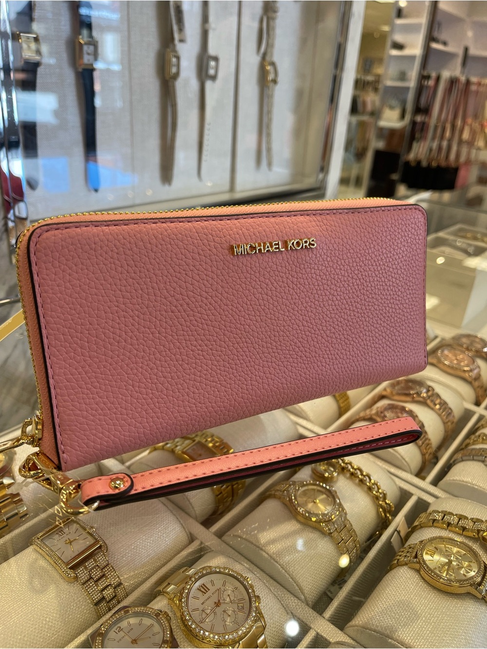 MICHAEL KORS Large Pebbled Leather Continental Wallet Wristlet Phone Holder
NWT - Picture 15 of 16